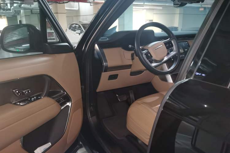 Used Land Rover Range 2024 3.0 L6 400 PS Extended Luxury Edition Driver Seat