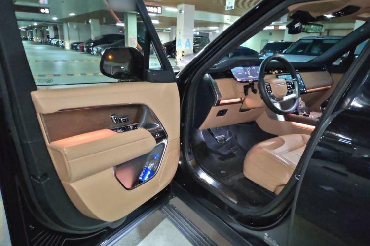 Used Land Rover Range 2024 3.0 L6 400 PS Prestige Extended Version 7-Seater Driver Seat