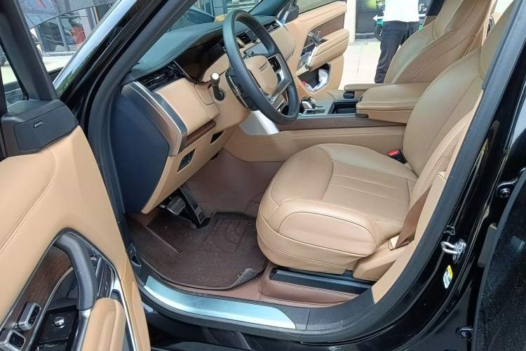 Used Land Rover Range 2024 3.0 L6 400 PS Extended Luxury Edition Driver Seat