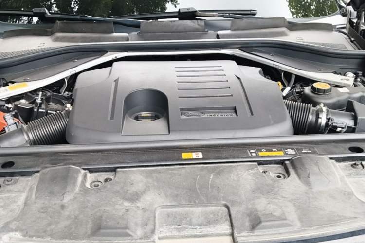 Used Land Rover Range 2024 3.0 L6 400 PS Extended Version Engine Bay