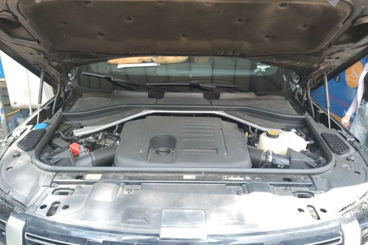 Used Land Rover Range 2024 3.0 L6 400 PS Prestige Extended Version 7-Seater Engine Bay