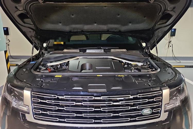 Used Land Rover Range 2024 3.0 L6 400 PS Prestige Extended Version 7-Seater Engine Bay