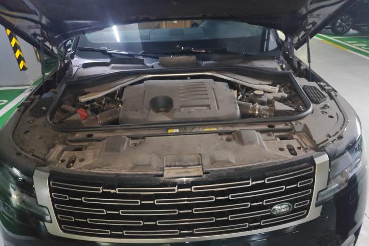 Used Land Rover Range 2024 3.0 L6 400 PS Prestige Extended Version 7-Seater Engine Bay