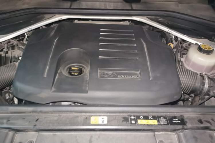 Used Land Rover Range 2024 3.0 L6 400 PS Extended Luxury Edition Engine Bay