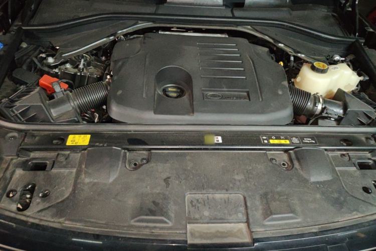 Used Land Rover Range 2024 3.0 L6 400 PS Prestige Extended Version 7-Seater Engine Bay