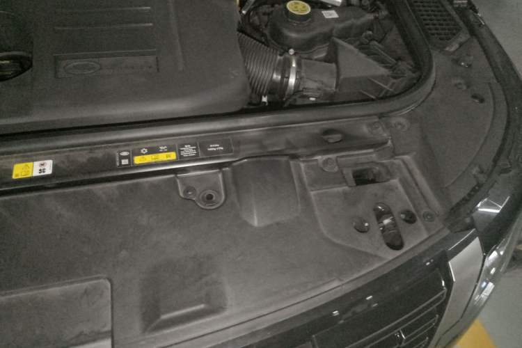 Used Land Rover Range 2024 3.0 L6 400 PS Prestige Extended Version 7-Seater Engine Bay Left