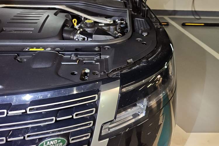 Used Land Rover Range 2024 3.0 L6 400 PS Prestige Extended Version 7-Seater Engine Bay Left
