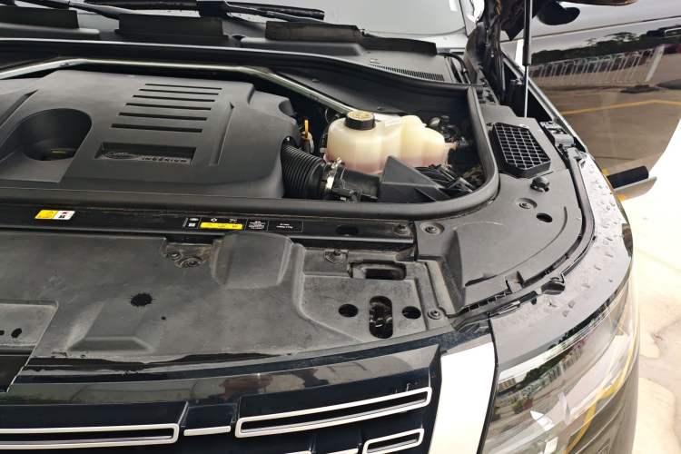 Used Land Rover Range 2024 3.0 L6 400 PS Extended Version Engine Bay Left