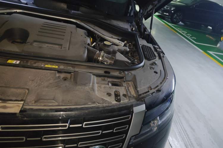 Used Land Rover Range 2024 3.0 L6 400 PS Prestige Extended Version 7-Seater Engine Bay Left