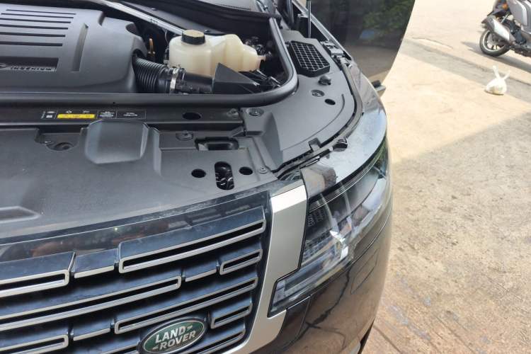 Used Land Rover Range 2024 3.0 L6 400 PS Prestige Extended Version 7-Seater Engine Bay Left