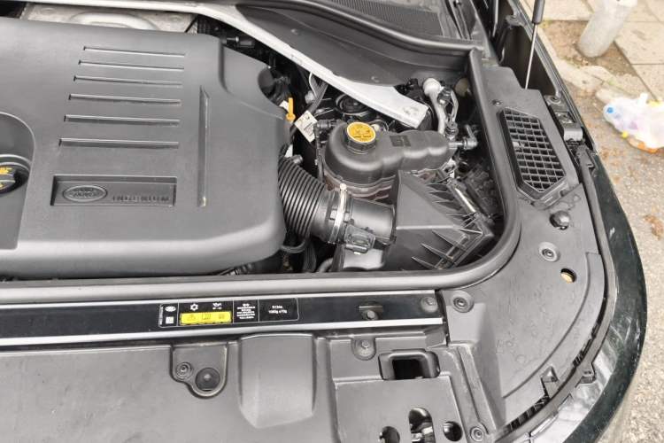 Used Land Rover Range 2024 3.0 L6 400 PS Prestige Extended Version 7-Seater Engine Bay Left