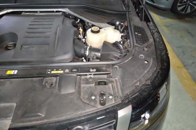 Used Land Rover Range 2024 3.0 L6 400 PS Prestige Extended Version 7-Seater Engine Bay Left