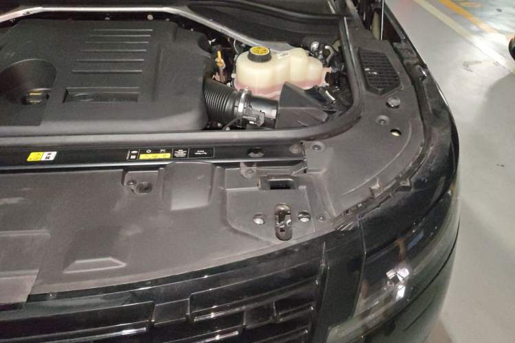 Used Land Rover Range 2024 3.0 L6 400 PS Prestige Extended Version 7-Seater Engine Bay Left