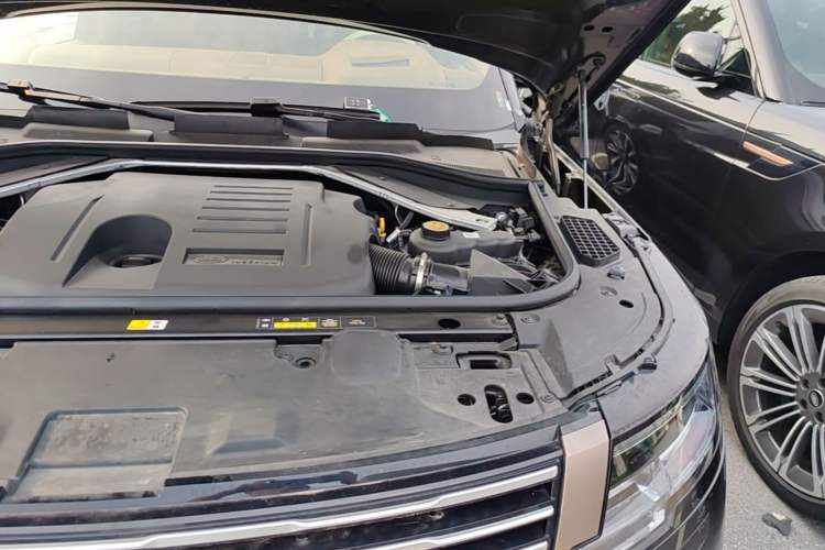 Used Land Rover Range 2024 3.0 L6 400 PS SV Prestige Extended-Length 4-Seat Version Engine Bay Left