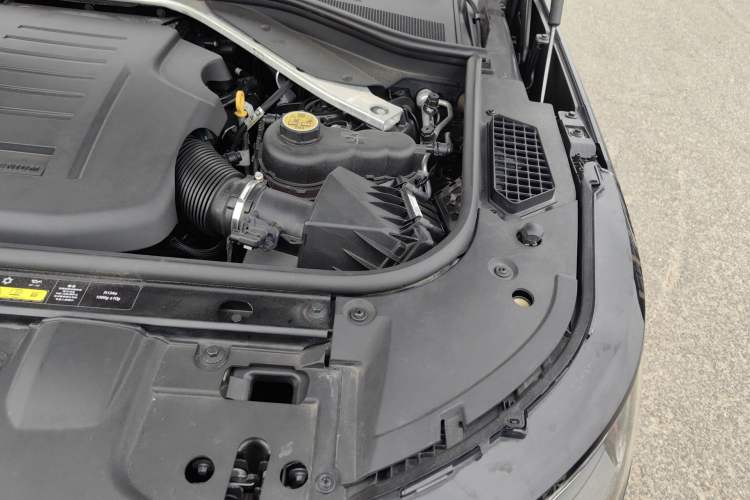 Used Land Rover Range 2024 3.0 L6 400 PS Prestige Extended Version 7-Seater Engine Bay Left