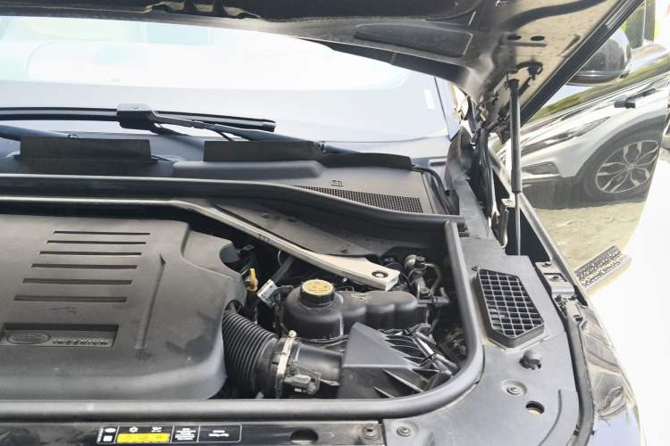 Used Land Rover Range 2024 3.0 L6 400 PS Extended Version Engine Bay Left