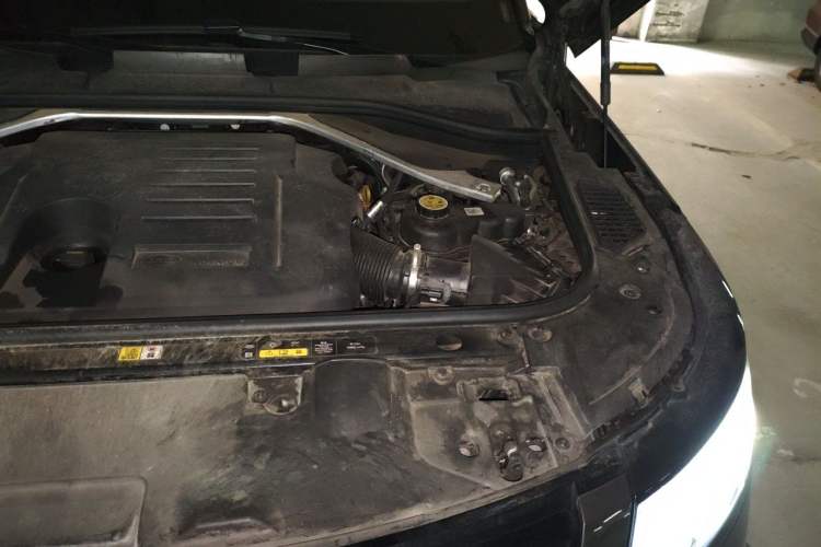 Used Land Rover Range 2024 3.0 L6 400 PS Extended Luxury Edition Engine Bay Left
