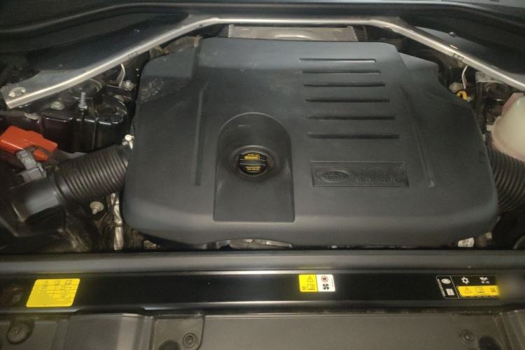 Used Land Rover Range 2024 3.0 L6 400 PS Prestige Extended Version 7-Seater Engine Bay