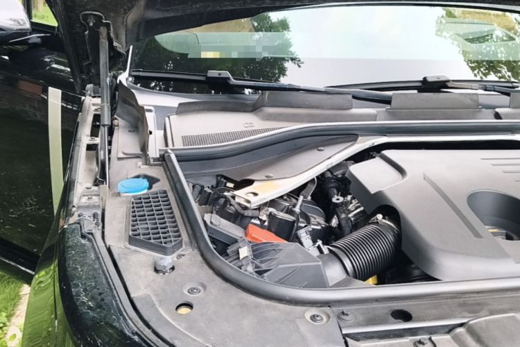 Used Land Rover Range 2024 3.0 L6 400 PS Extended Version Engine Bay Right