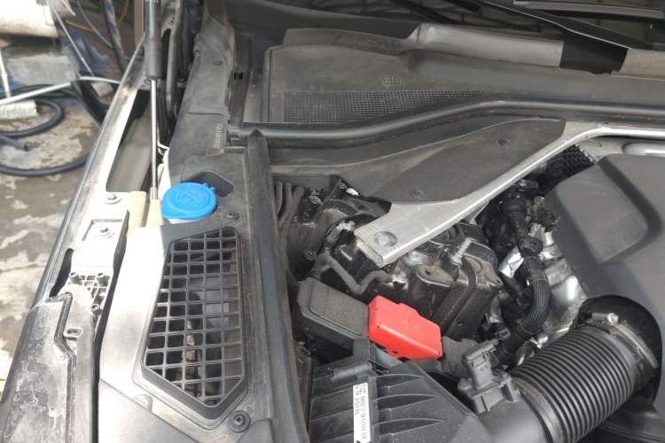 Used Land Rover Range 2024 3.0 L6 400 PS Prestige Extended Version 7-Seater Engine Bay Right