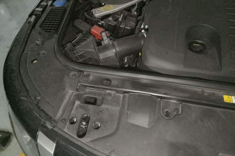 Used Land Rover Range 2024 3.0 L6 400 PS Prestige Extended Version 7-Seater Engine Bay Right