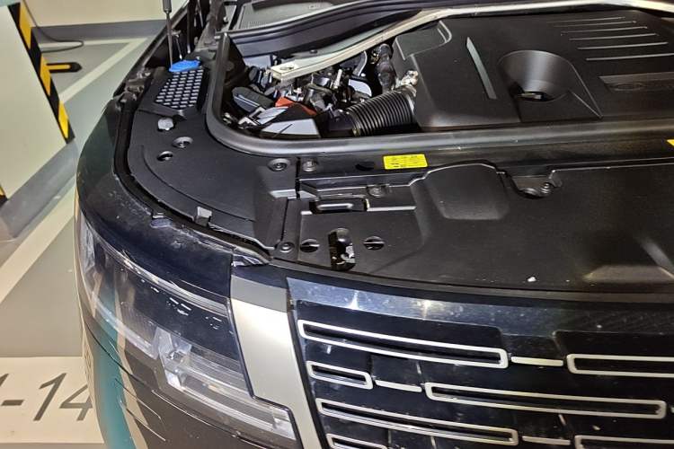 Used Land Rover Range 2024 3.0 L6 400 PS Prestige Extended Version 7-Seater Engine Bay Right