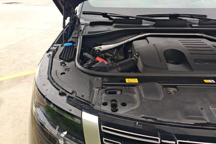 Used Land Rover Range 2024 3.0 L6 400 PS Extended Version Engine Bay Right