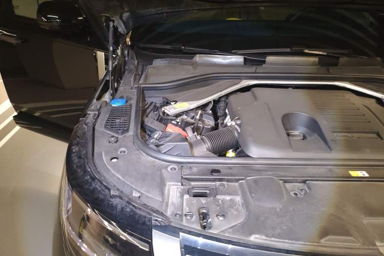 Used Land Rover Range 2024 3.0 L6 360 PS Grand Edition Engine Bay Right