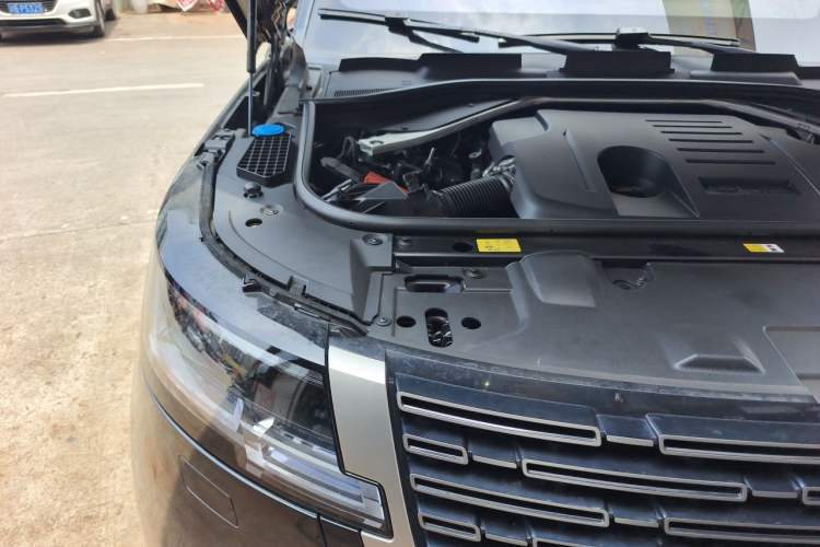 Used Land Rover Range 2024 3.0 L6 400 PS Prestige Extended Version 7-Seater Engine Bay Right