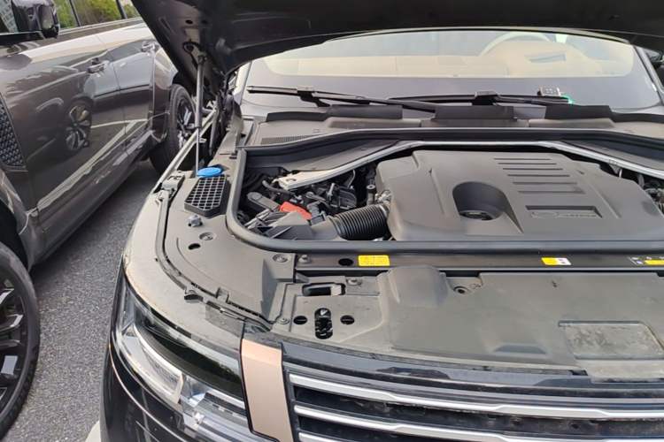 Used Land Rover Range 2024 3.0 L6 400 PS SV Prestige Extended-Length 4-Seat Version Engine Bay Right