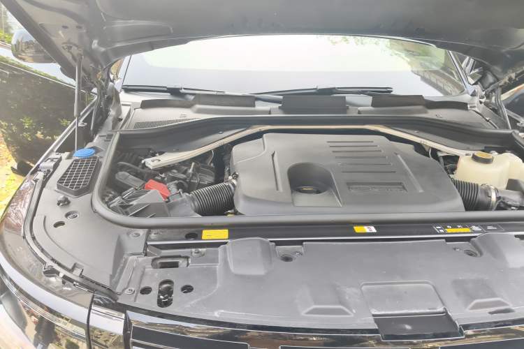 Used Land Rover Range 2024 3.0 L6 400 PS Prestige Extended Version 7-Seater Engine Bay Right