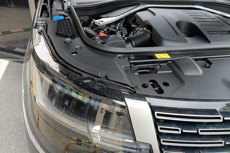 Used Land Rover Range 2024 3.0 L6 400 PS Extended Luxury Edition Engine Bay Right