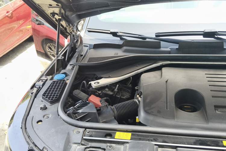 Used Land Rover Range 2024 3.0 L6 400 PS Extended Version Engine Bay Right