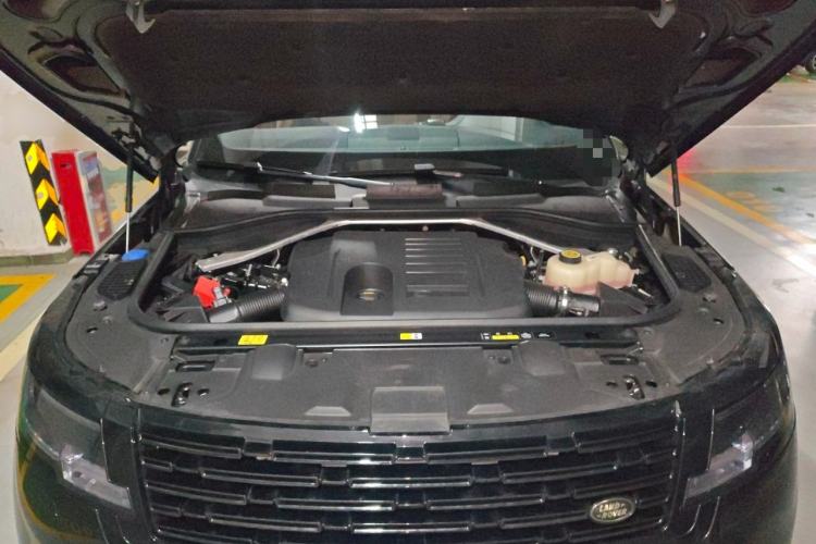 Used Land Rover Range 2024 3.0 L6 400 PS Prestige Extended Version 7-Seater Engine Bay