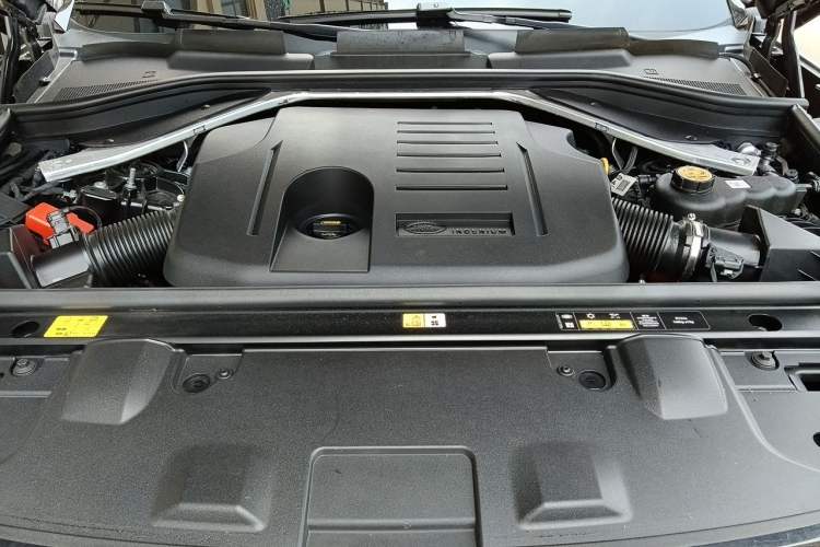 Used Land Rover Range 2024 3.0 L6 400 PS Extended Luxury Edition Engine Bay