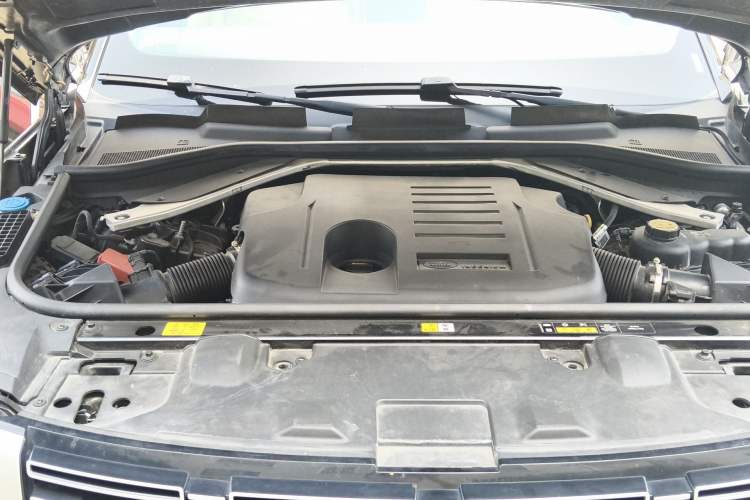 Used Land Rover Range 2024 3.0 L6 400 PS Extended Version Engine Bay