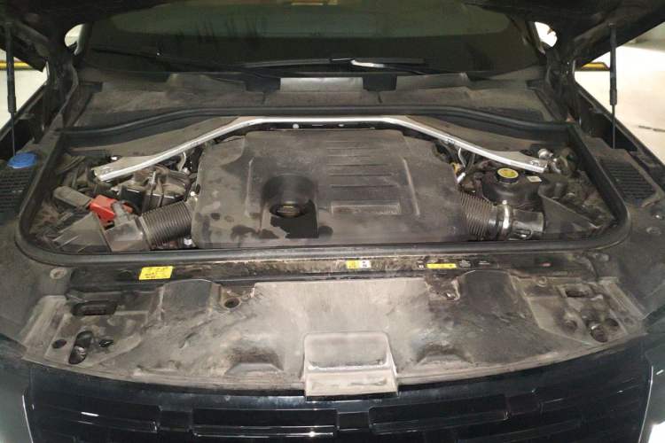 Used Land Rover Range 2024 3.0 L6 400 PS Extended Luxury Edition Engine Bay