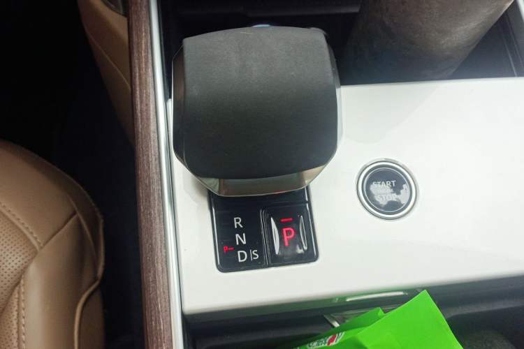 Used Land Rover Range 2024 3.0 L6 400 PS Extended Version Gear Lever