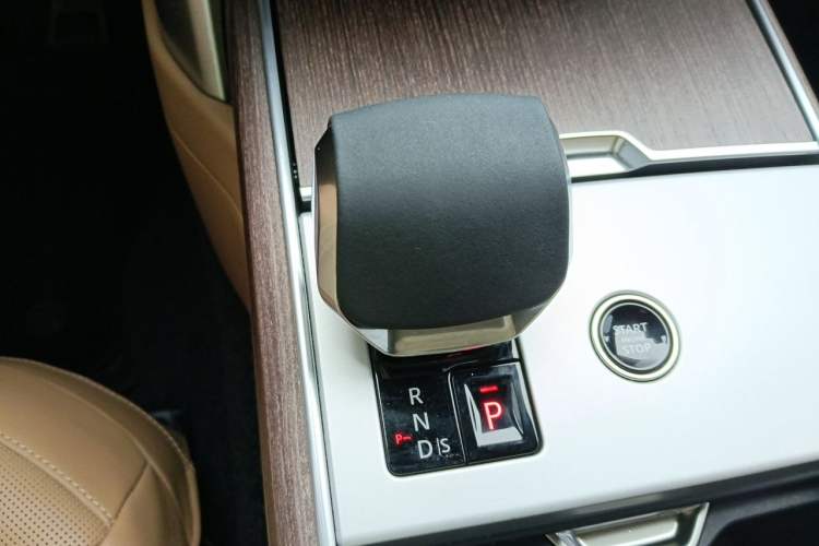 Used Land Rover Range 2024 3.0 L6 400 PS Prestige Extended Version 7-Seater Gear Lever