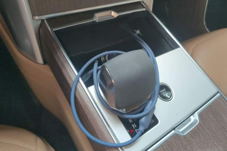 Used Land Rover Range 2024 3.0 L6 400 PS Prestige Extended Version 7-Seater Gear Lever