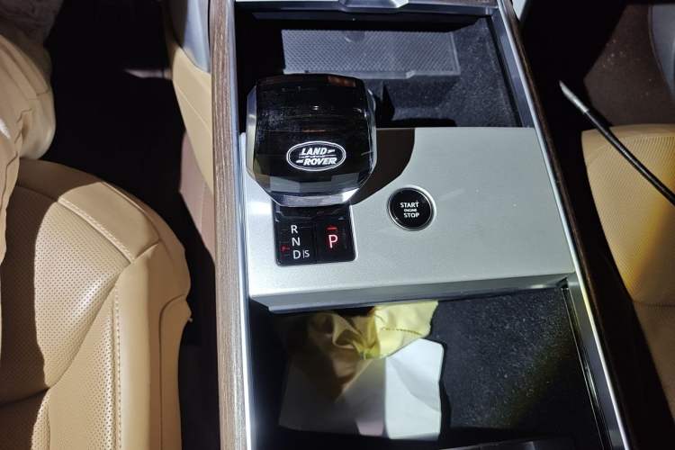 Used Land Rover Range 2024 3.0 L6 400 PS Prestige Extended Version 7-Seater Gear Lever