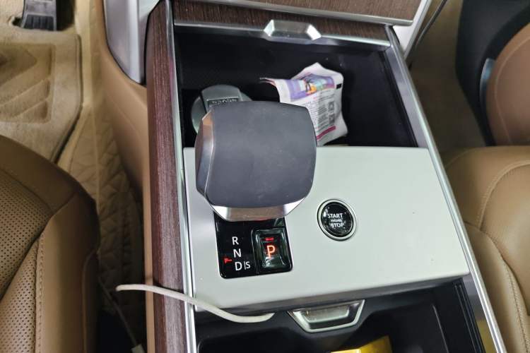 Used Land Rover Range 2024 3.0 L6 400 PS Prestige Extended Version 7-Seater Gear Lever