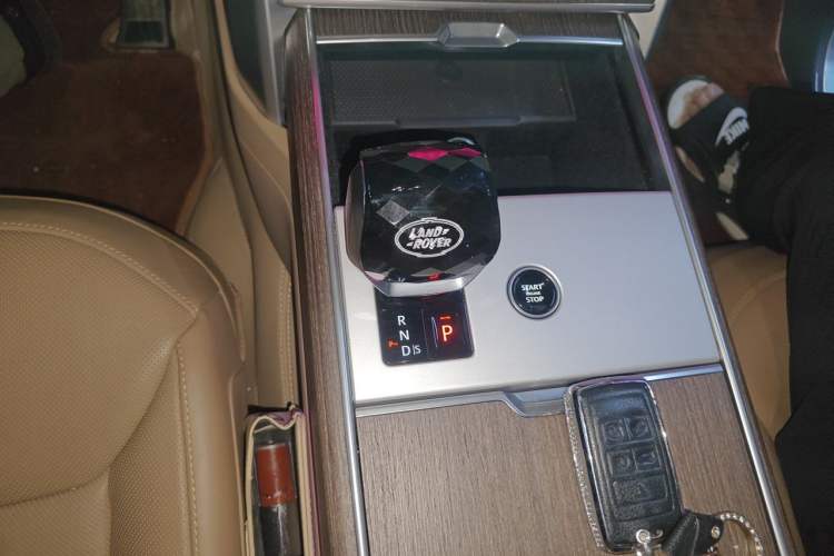 Used Land Rover Range 2024 3.0 L6 400 PS Prestige Extended Version 7-Seater Gear Lever