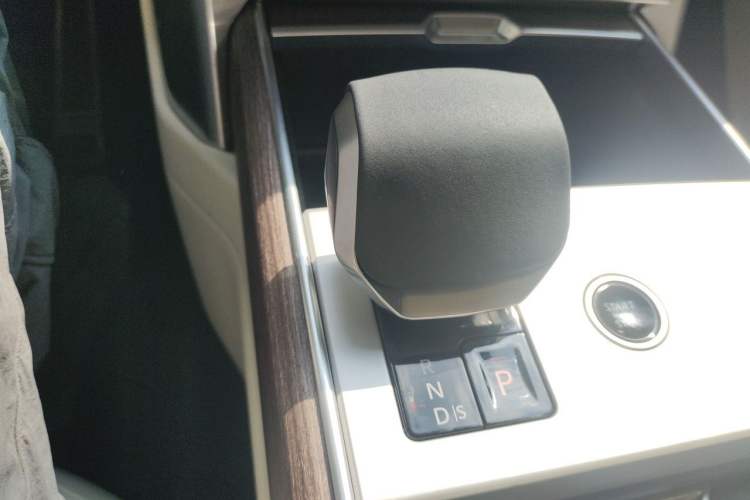 Used Land Rover Range 2024 3.0 L6 400 PS Extended Version Gear Lever