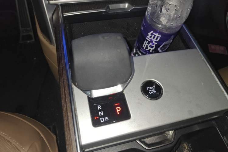 Used Land Rover Range 2024 3.0 L6 400 PS Prestige Extended Version 7-Seater Gear Lever