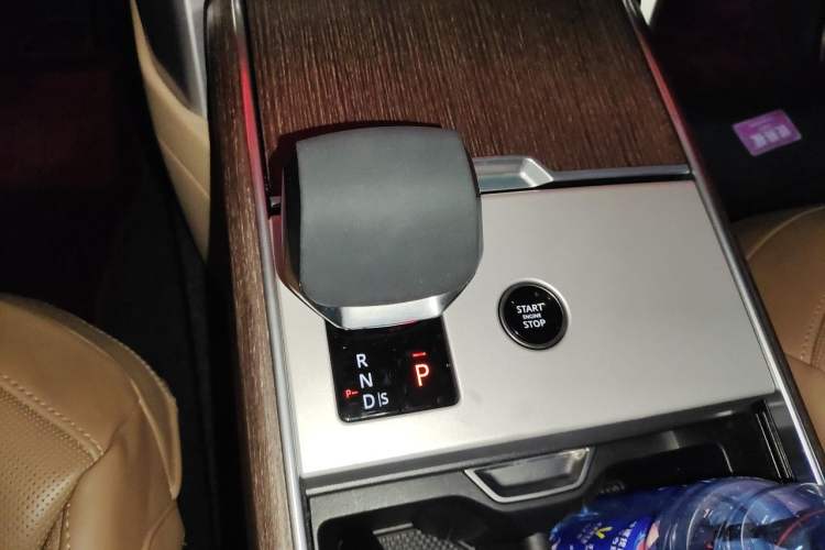 Used Land Rover Range 2024 3.0 L6 360 PS Grand Edition Gear Lever
