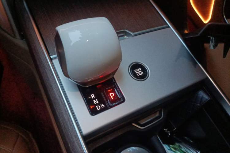 Used Land Rover Range 2024 3.0 L6 400 PS Extended Luxury Edition Gear Lever