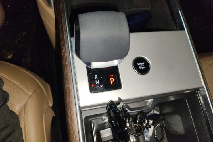 Used Land Rover Range 2024 3.0 L6 400 PS Prestige Extended Version 7-Seater Gear Lever