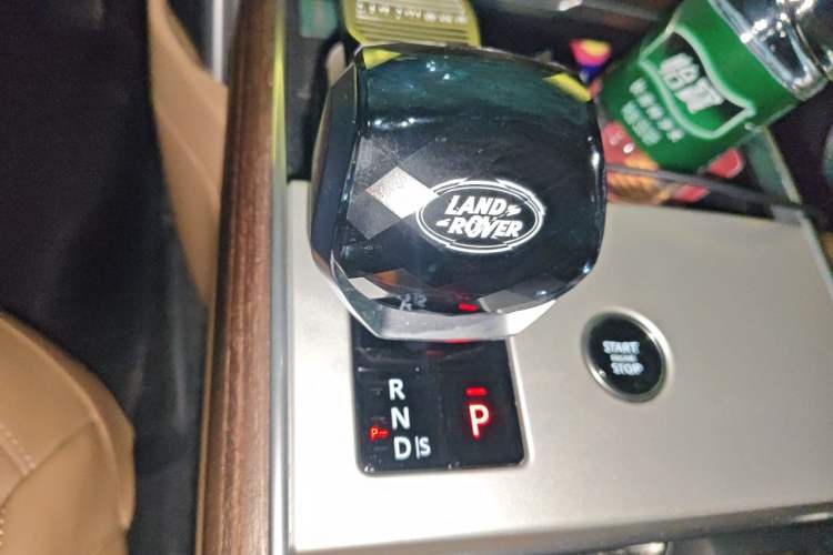 Used Land Rover Range 2024 3.0 L6 400 PS Prestige Extended Version 7-Seater Gear Lever