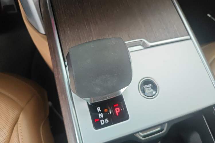 Used Land Rover Range 2024 3.0 L6 400 PS Prestige Extended Version 7-Seater Gear Lever